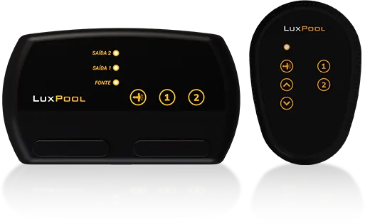 Módulo de automação e controle remoto LuxPool by Tholz, utilizados para controlar iluminação e equipamentos de piscina de forma prática e eficiente.